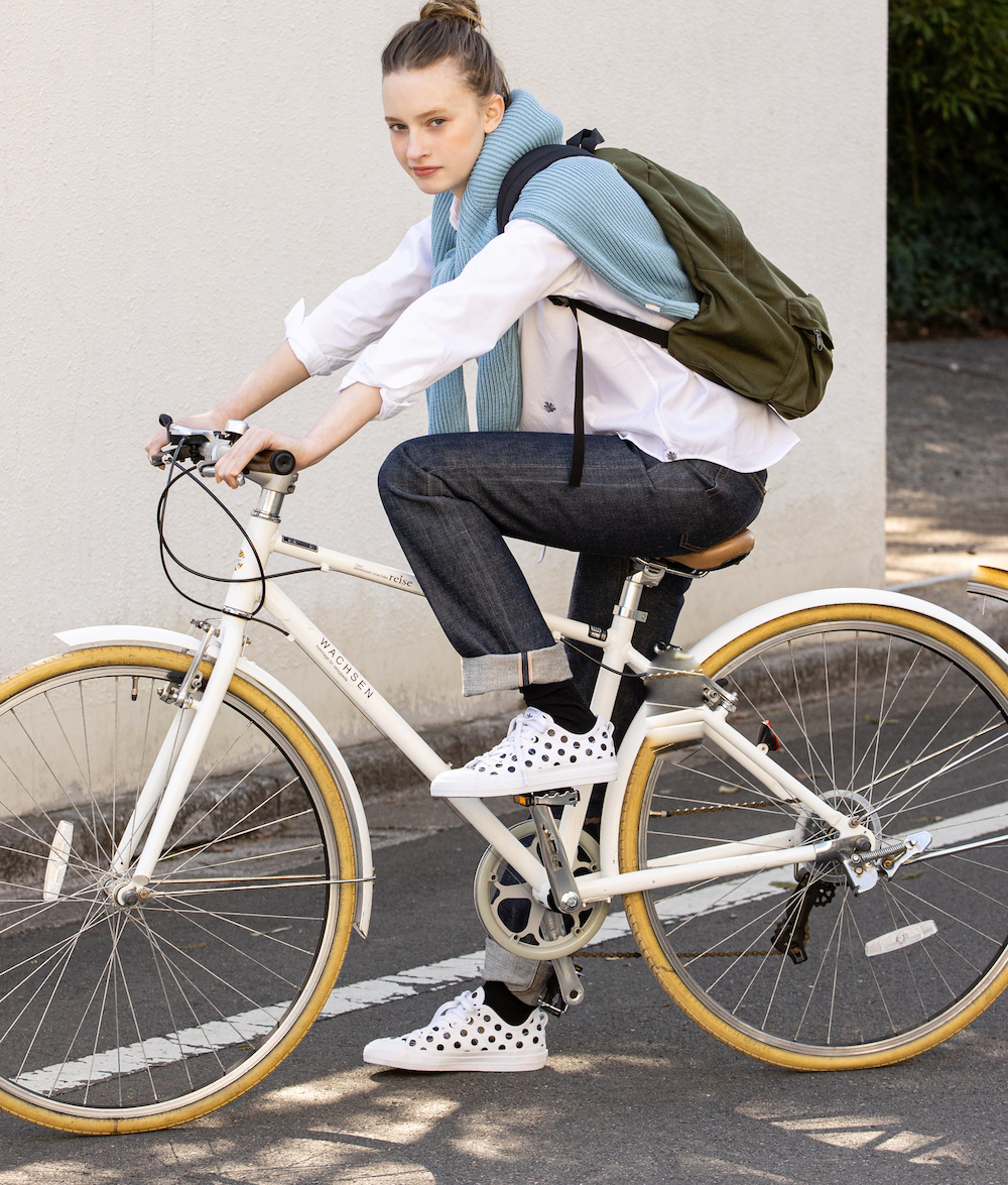 彼女はフレンチシックなシューズに夢中。《adidas Originals》の《ABC