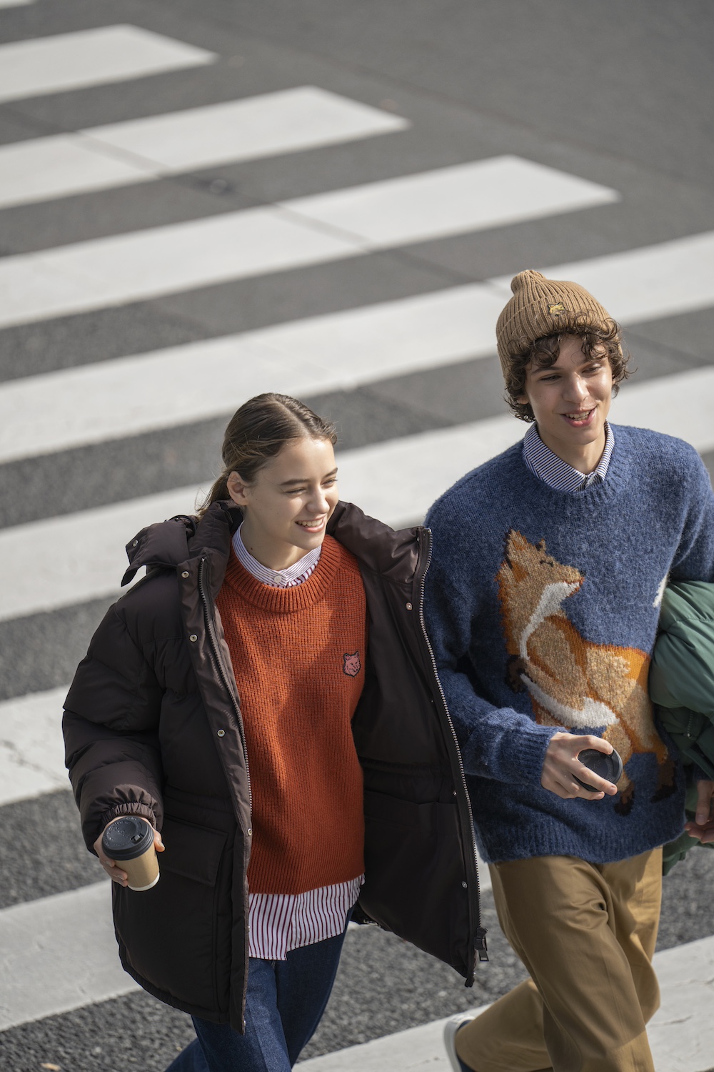 メゾン キツネ》のカラーセーターと一緒に出掛けよう！ | SPECIAL