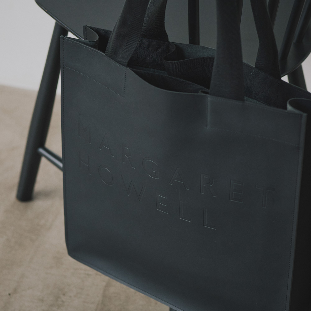 マーガレット・ハウエル》のロゴがさり気ないアクセント。ショッピング