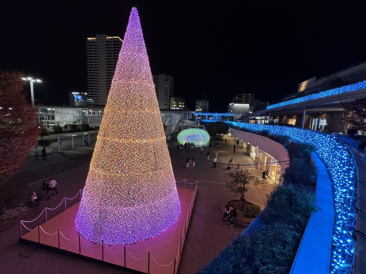 藤沢市】湘南の海と空からインスピレーションされた15mの巨大ツリーが