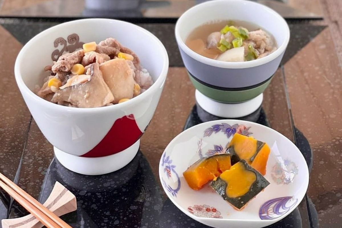 染錦花丸紋 半月型小皿 | 有田焼 深川製磁｜公式オンラインストア