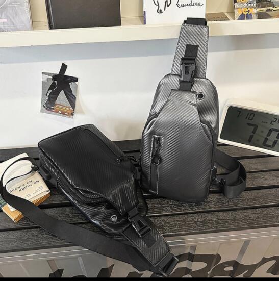 斜めがけボディバッグ 合成皮革男性用 黒 大きい ボディ バッグ メンズ