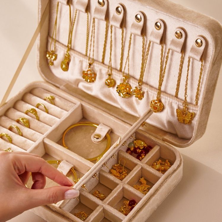 オフホワイト/ベージュ 上品レザーのジュエリーケース レザー