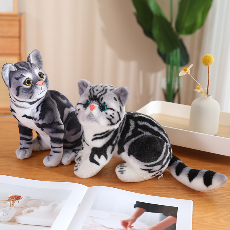 見つめる瞳が愛らしいリアル子猫の座りぬいぐるみ 三毛猫|猫ぬいぐるみ