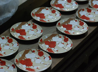 水間焼伏原窯｜色絵紅白梅文5寸皿ー絵付けの作品ご紹介