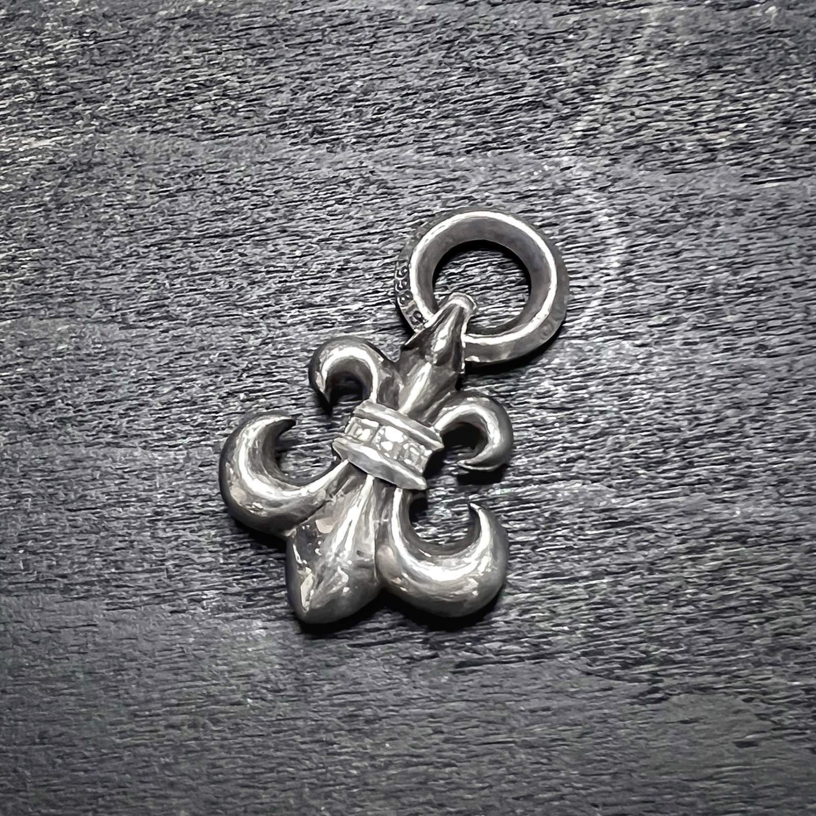 美品・正規品】クロムハーツ フレアニー 百合の紋章 ペンダントトッ