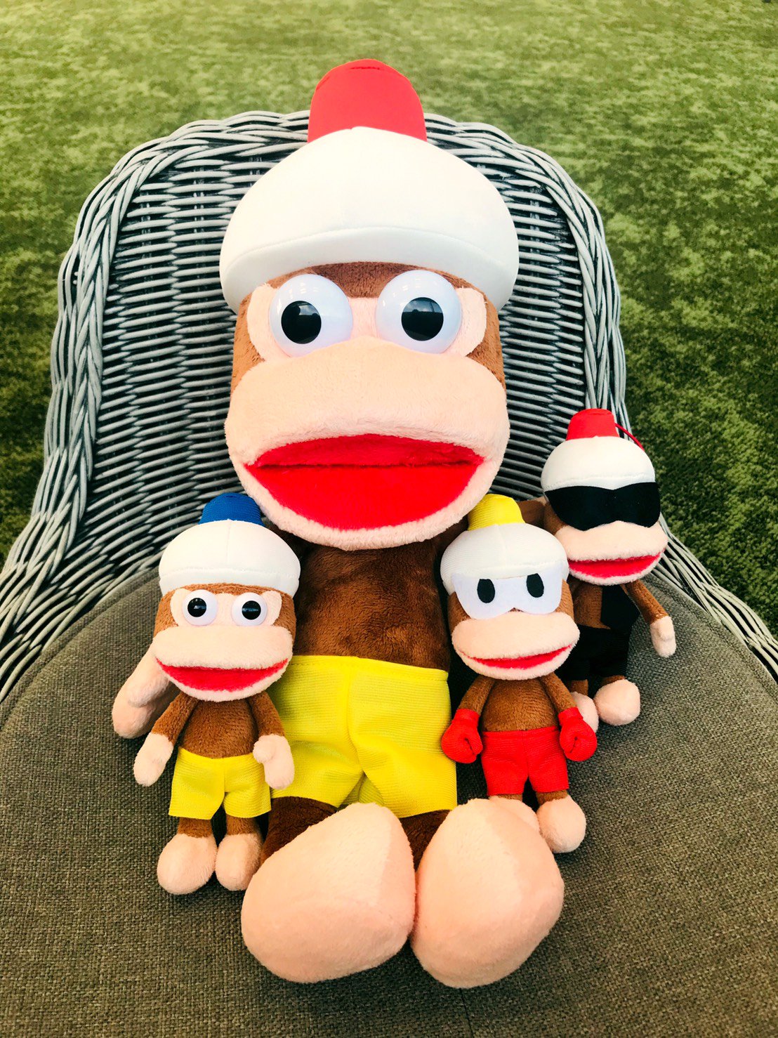 サルゲッチュ」のぬいぐるみとマスコットがクレーンゲームの景品で登場