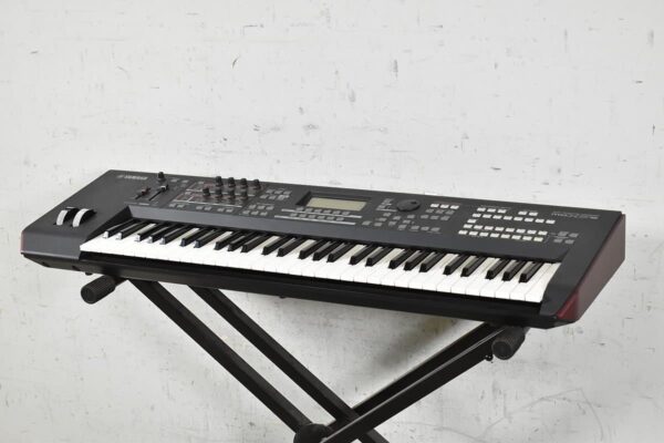 KORG コルグ TR76 シンセサイザー - 楽器の買取屋さん｜最短30分で出張