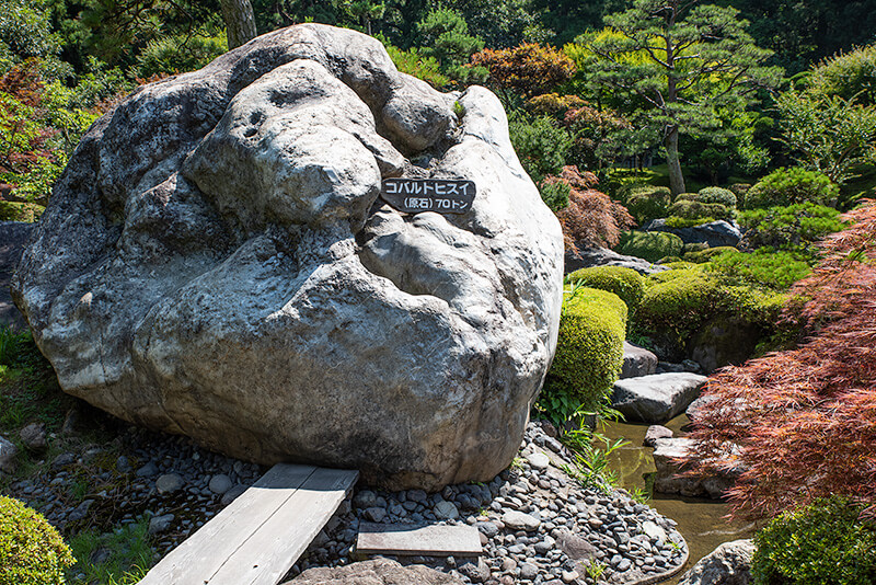 翡翠園 70トンのヒスイ原石が置かれた池泉回遊式庭園 -庭園ガイド