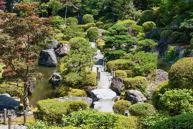 翡翠園 70トンのヒスイ原石が置かれた池泉回遊式庭園 -庭園ガイド