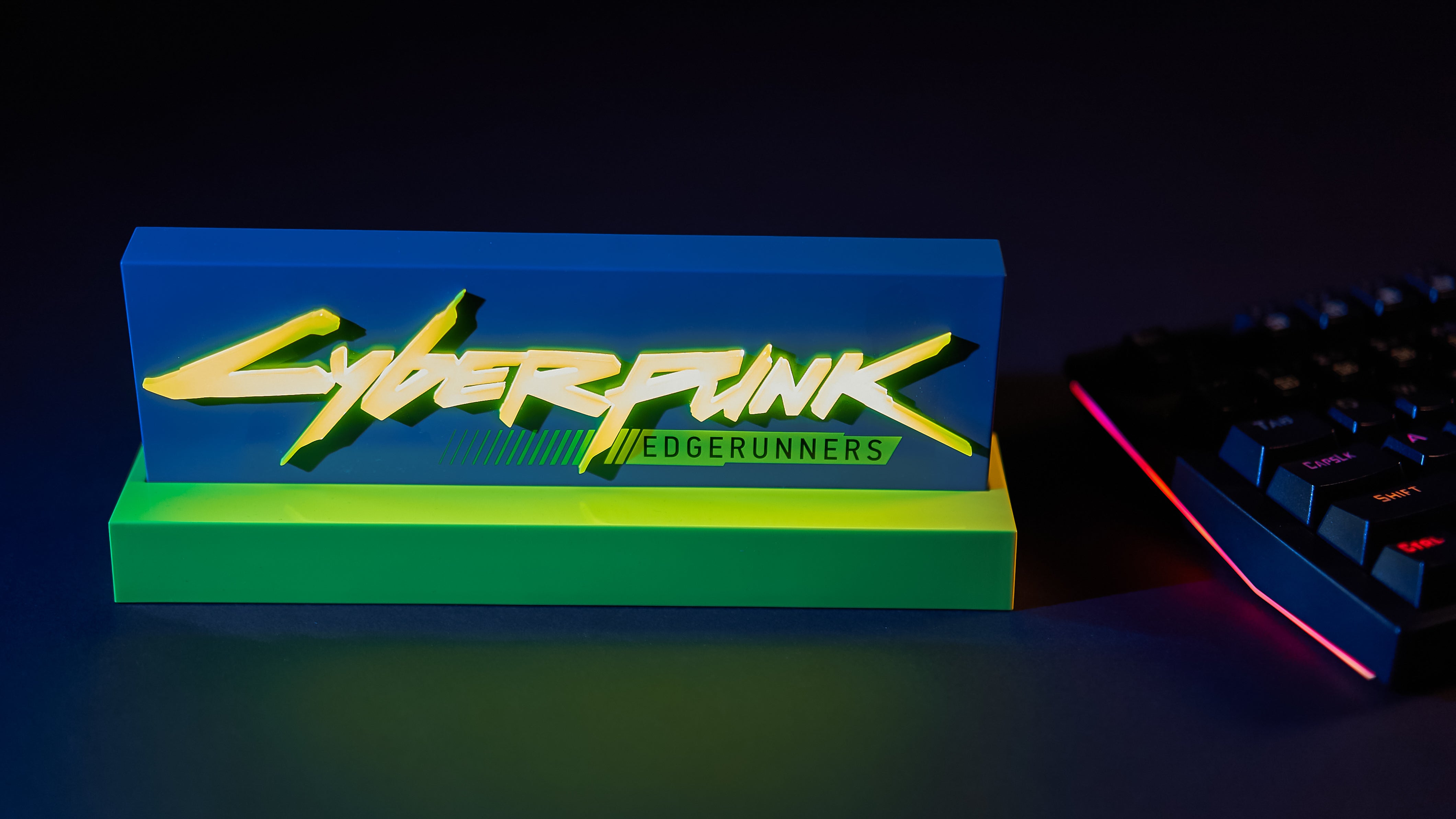 サイバーパンクエッジランナーズ ロゴライト – インフォレンズ・ギーク