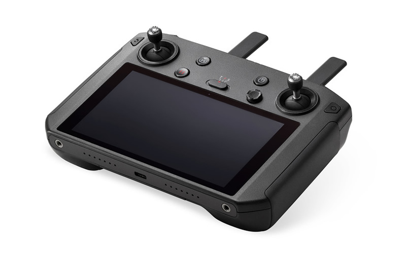 DJIのドローンがスマホなしで操縦可能に！ディスプレイ内蔵「スマート