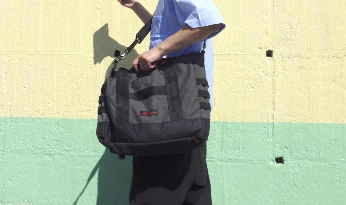 New Balance × BRIEFING」コラボ第6弾バッグは、街＆フィールドの境界