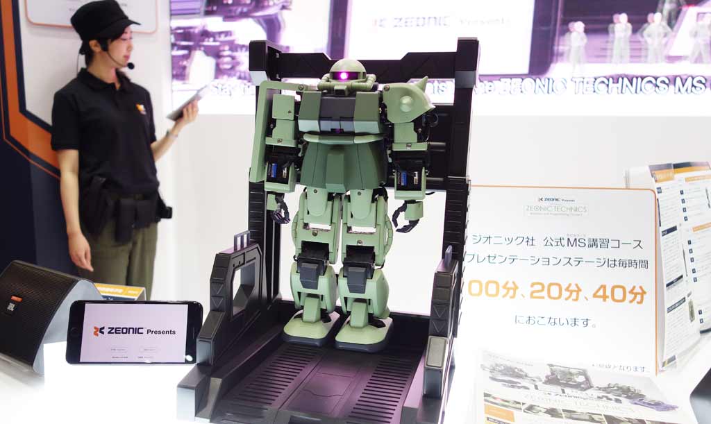 プログラミングで動かせるザクが完成するSTEM教育ロボットキット