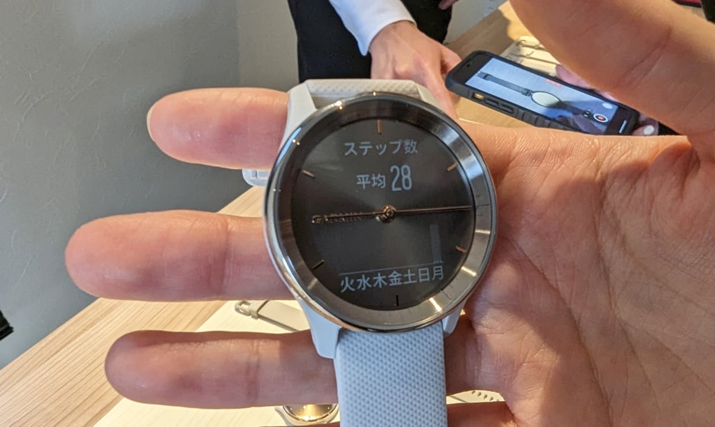 Garminがアナログ針とタッチディスプレイ搭載の女性向けハイブリッド