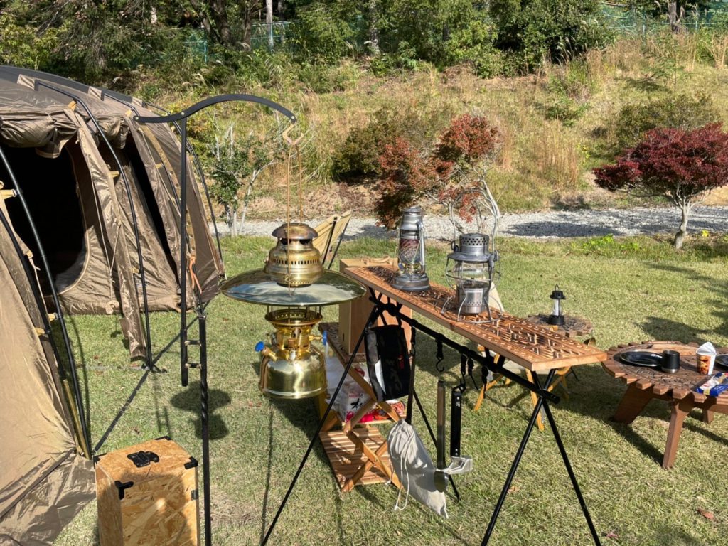 人気のインディアンハンガーを自分風にアレンジ 彫り込み天板を使った