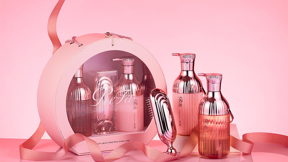 人気のヘアケアシリーズを特別なギフトBOXに詰め込んだ、​ReFa MILK
