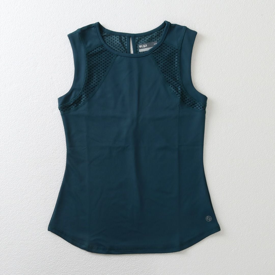 テニスウェアノースリーブ|キレイに魅せるシルエットが得意です