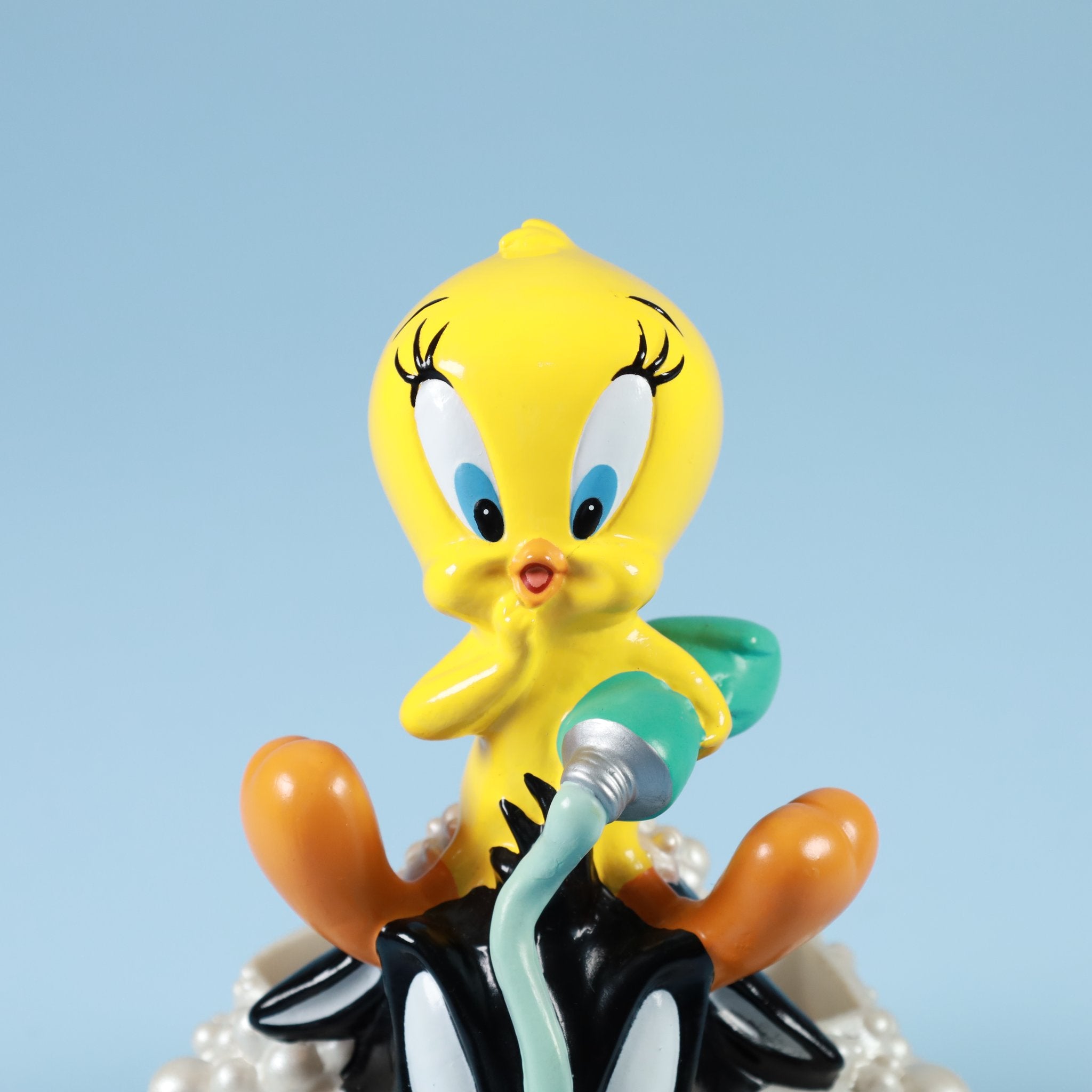 バスルームのコメディ — トゥイーティーとシルベスターが奏でる日常の