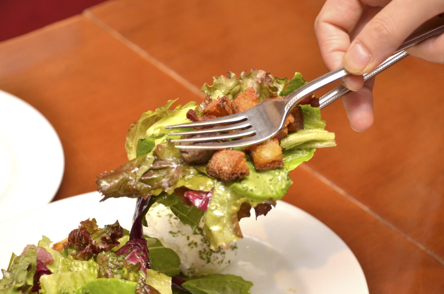 サラダの取り分け方｜スプーンとフォークでおしゃれにサーブ！｜goodie