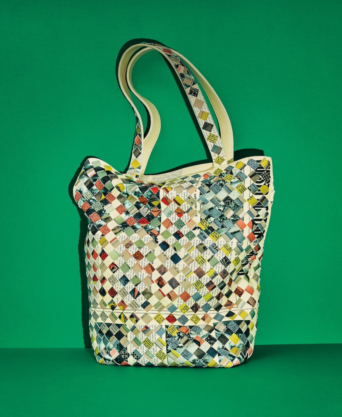 ボッテガ・ヴェネタ、新聞柄がポップな編み込みレザーバッグ | GOETHE