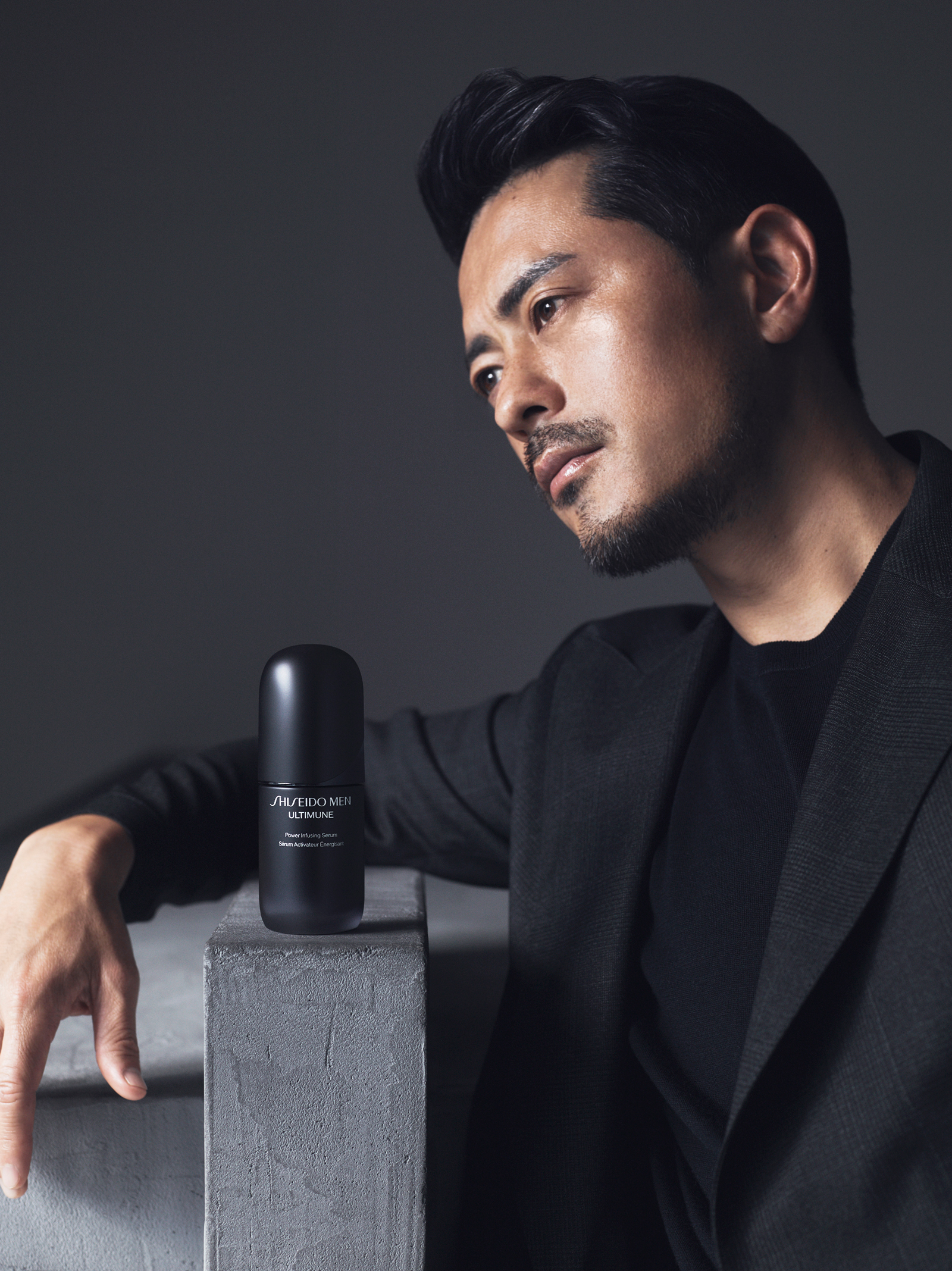 鈴⽊啓太、肌ケア“10秒投資”。大人の美容液「SHISEIDO MEN アルティ