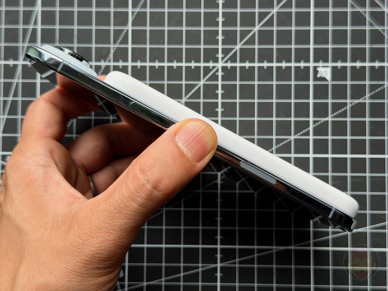 iPhone Air MagSafeバッテリー レビュー：薄型デザインの代償と真価