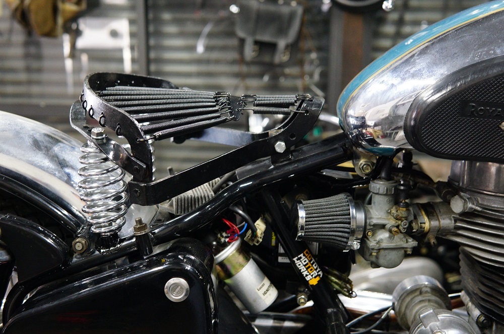 ロイヤルエンフィールドへサドルシートを取り付け！定番のローマウント