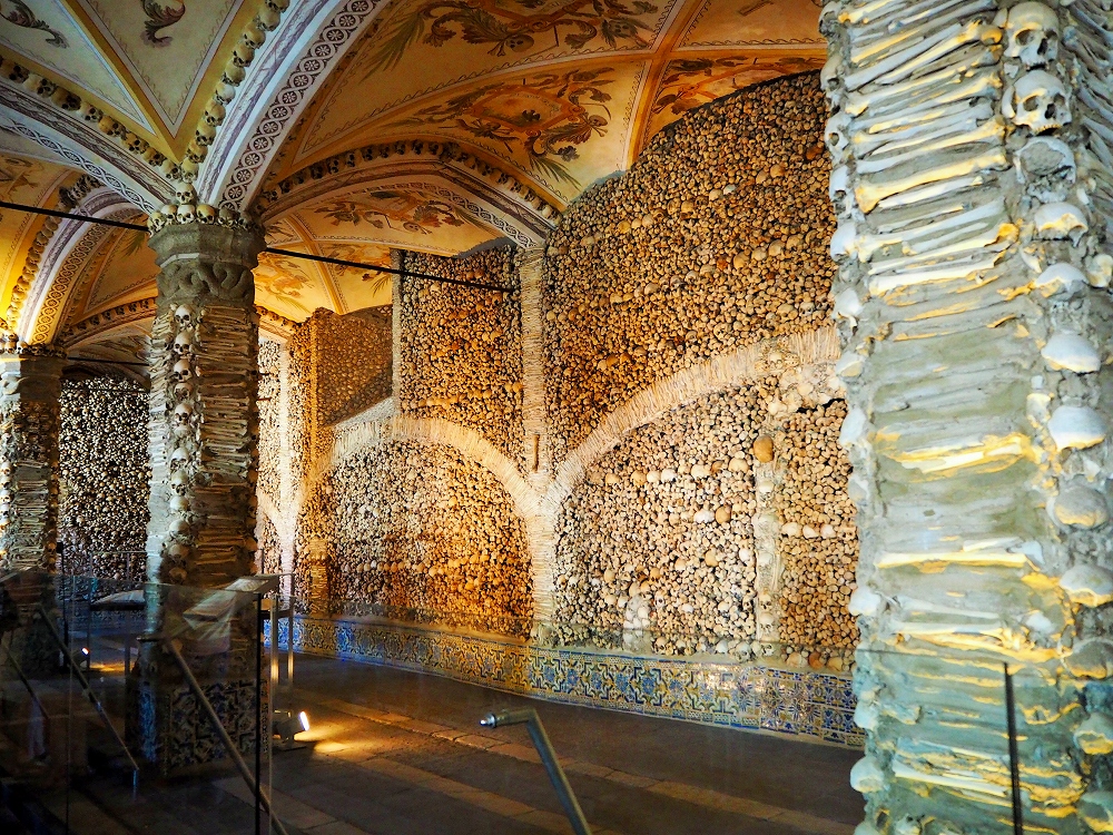 ポルトガル世界遺産の街エヴォラには、無数の骨で飾られた人骨堂があっ