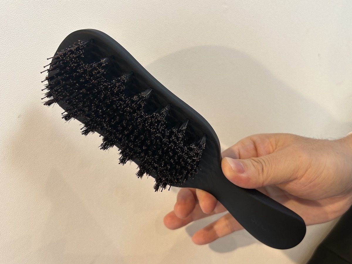 ヘアブラシだけでOKアイロンいらずで毎日ストレート「ストレーニア