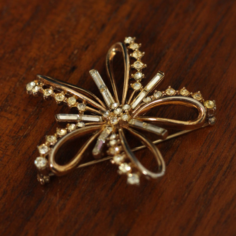 Trifari＊トリファリ PAT PEND.刻印 ゴールドリボンにストーン輝く