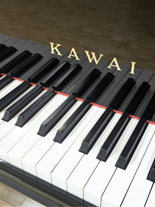 KAWAI（カワイ） K70 中古ピアノ グランドピアノスタイルのアップ