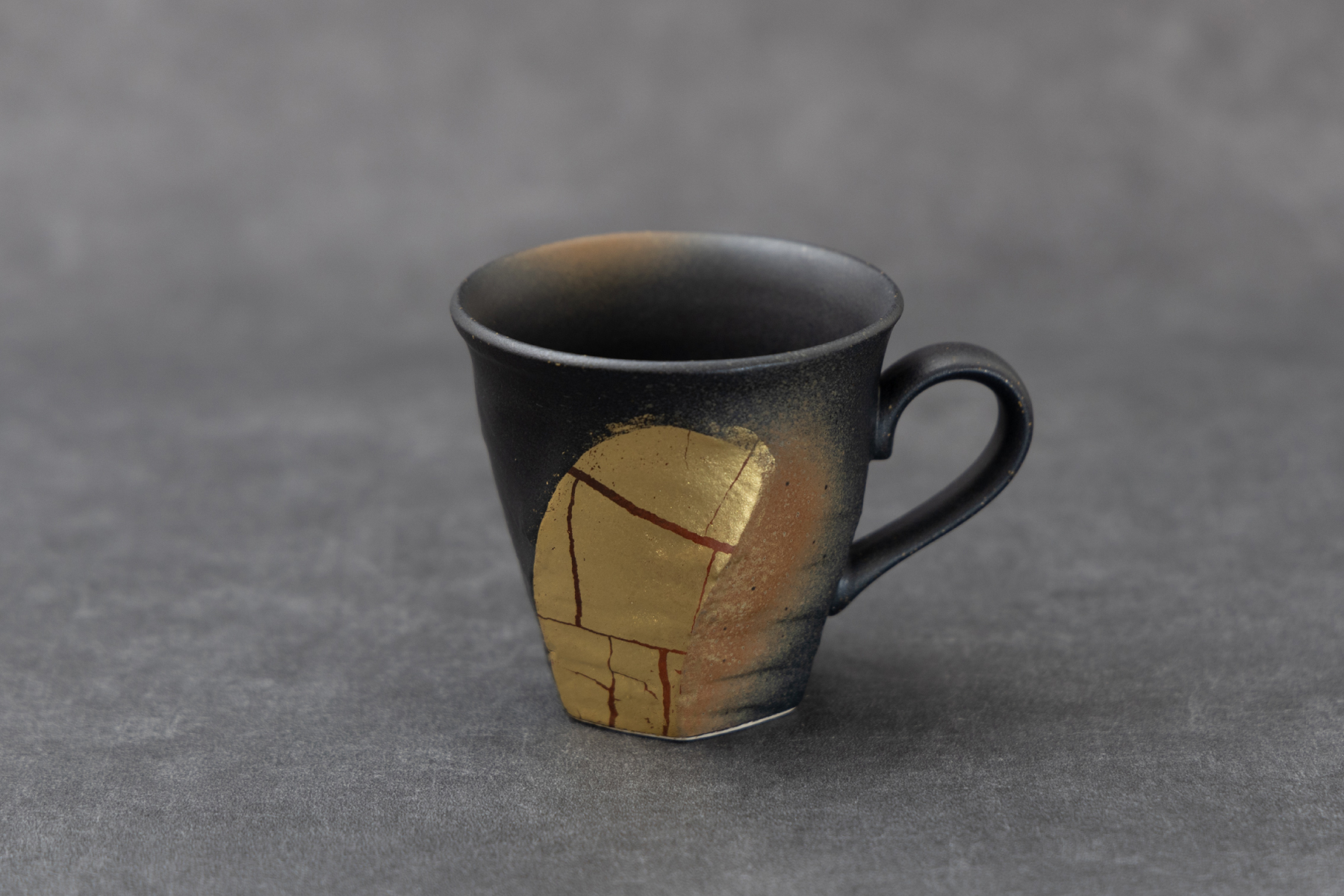 九谷焼コーヒーカップ＜金箔彩＞｜名入れ可能な伝統工芸の記念品