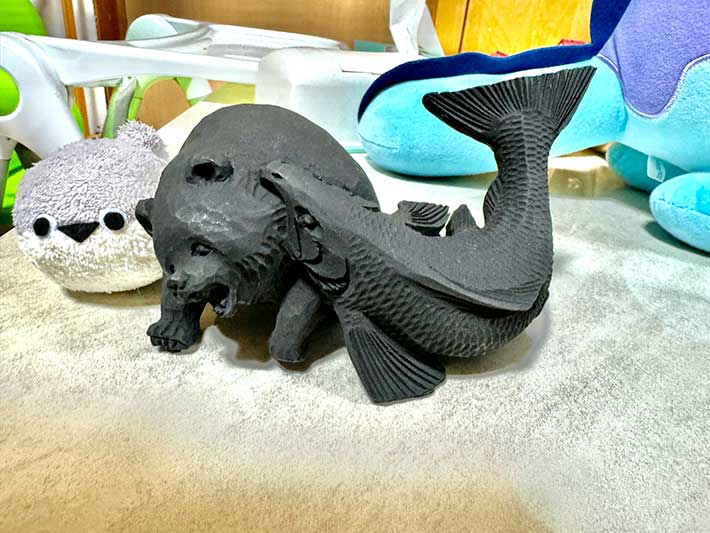 木彫りのクマ置くの憧れだったんですよ」 写真に「待って」「なんか違