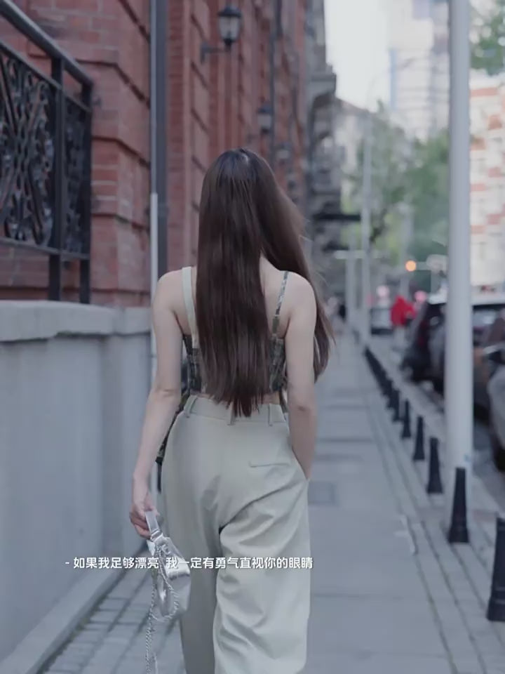 初夏の緑茶の妖精 個性的な変形キャミソールとミニスカート