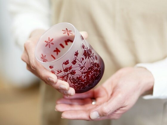 是政「サンドブラスト彫刻 リベルテ」でオリジナルグラス作りを体験