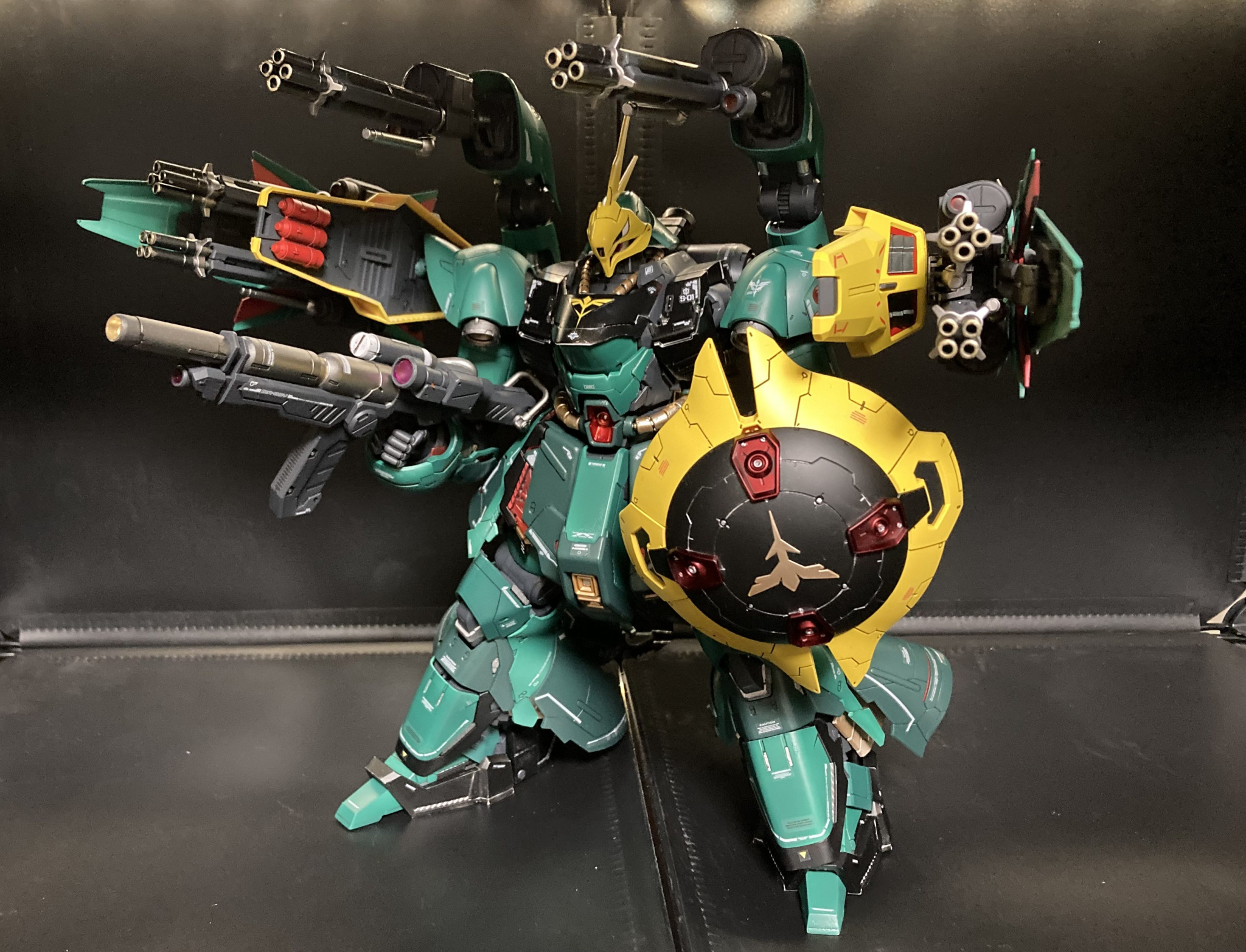 RE/100ヤクト・ドーガ＋MGサザビー ミキシング全塗装｜SOLIDさんの