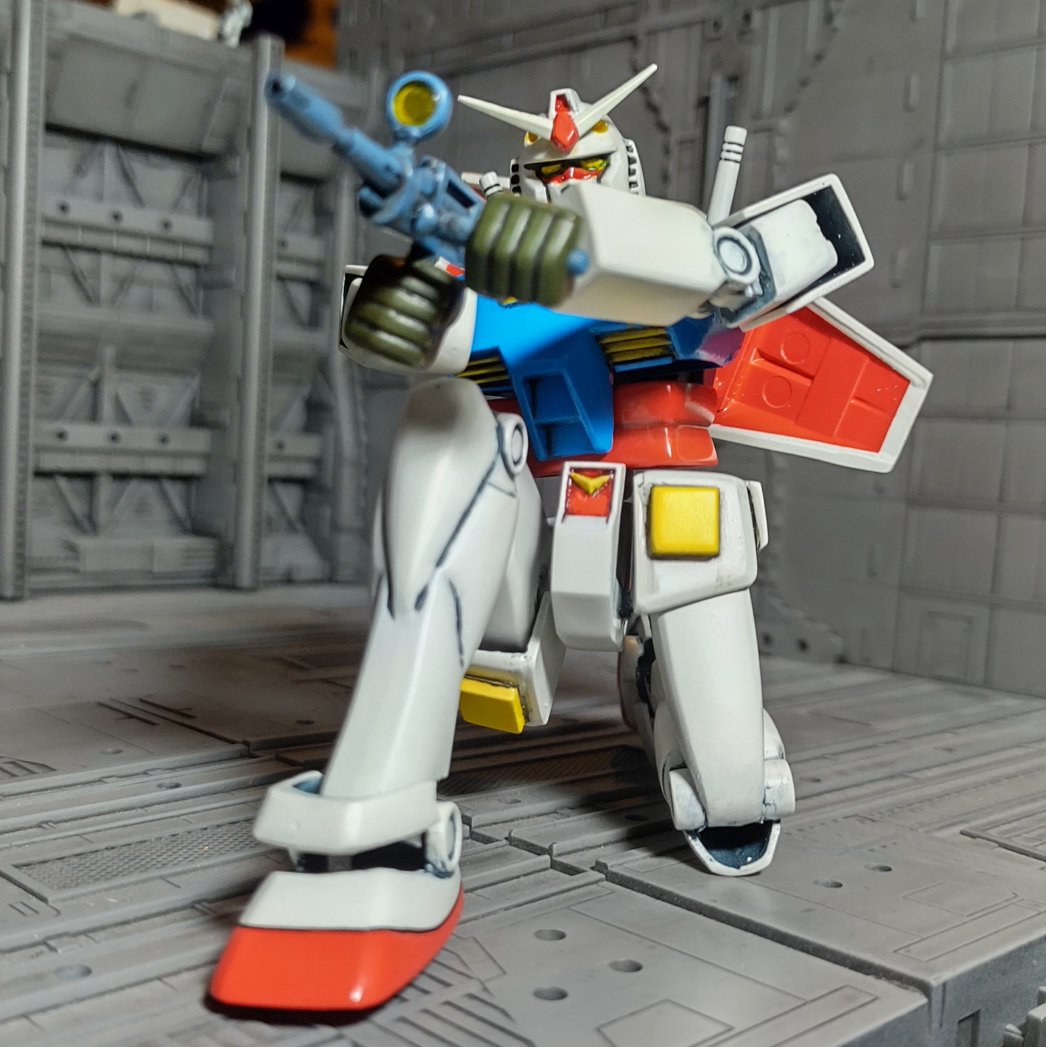 旧キット1/144ガンダムでアニメの可動域を目指しました｜よんぷらさん