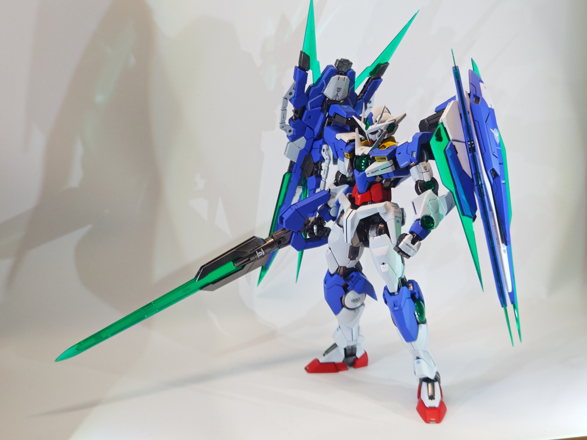 初・MG全塗装 ガンダムダブルオークアンタフルセイバー｜syooooohさん