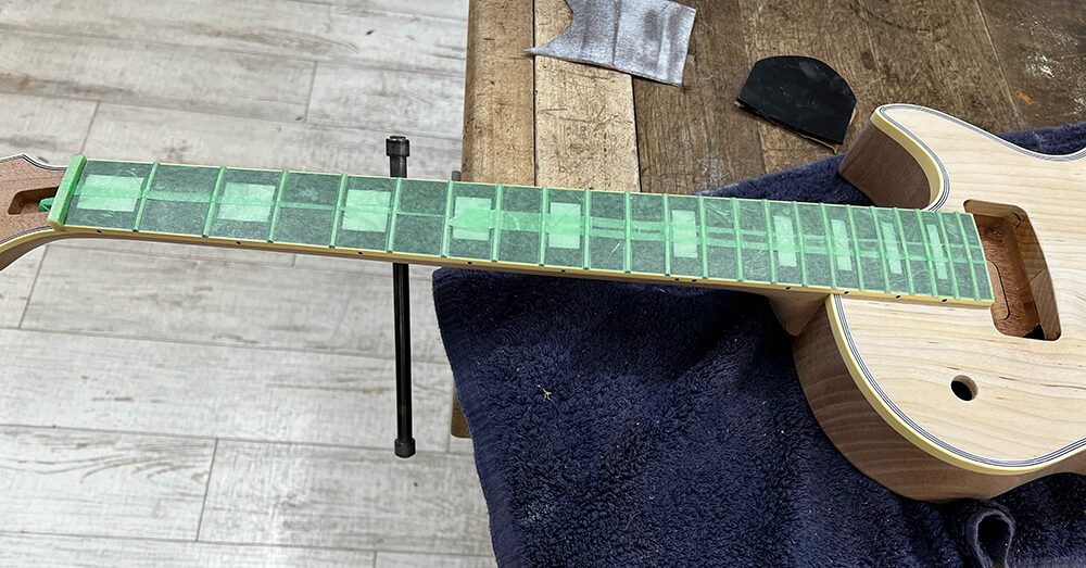 5作目】指板マスキング、P-90のピックアップカバー交換：ギター