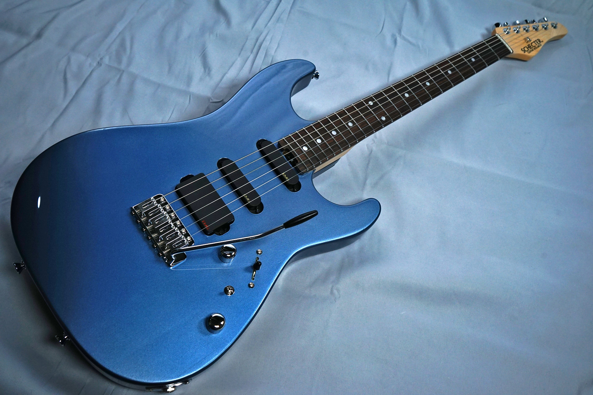 EMGを搭載した、80～90年代を彷彿とさせるスーパーストラト｜ギター