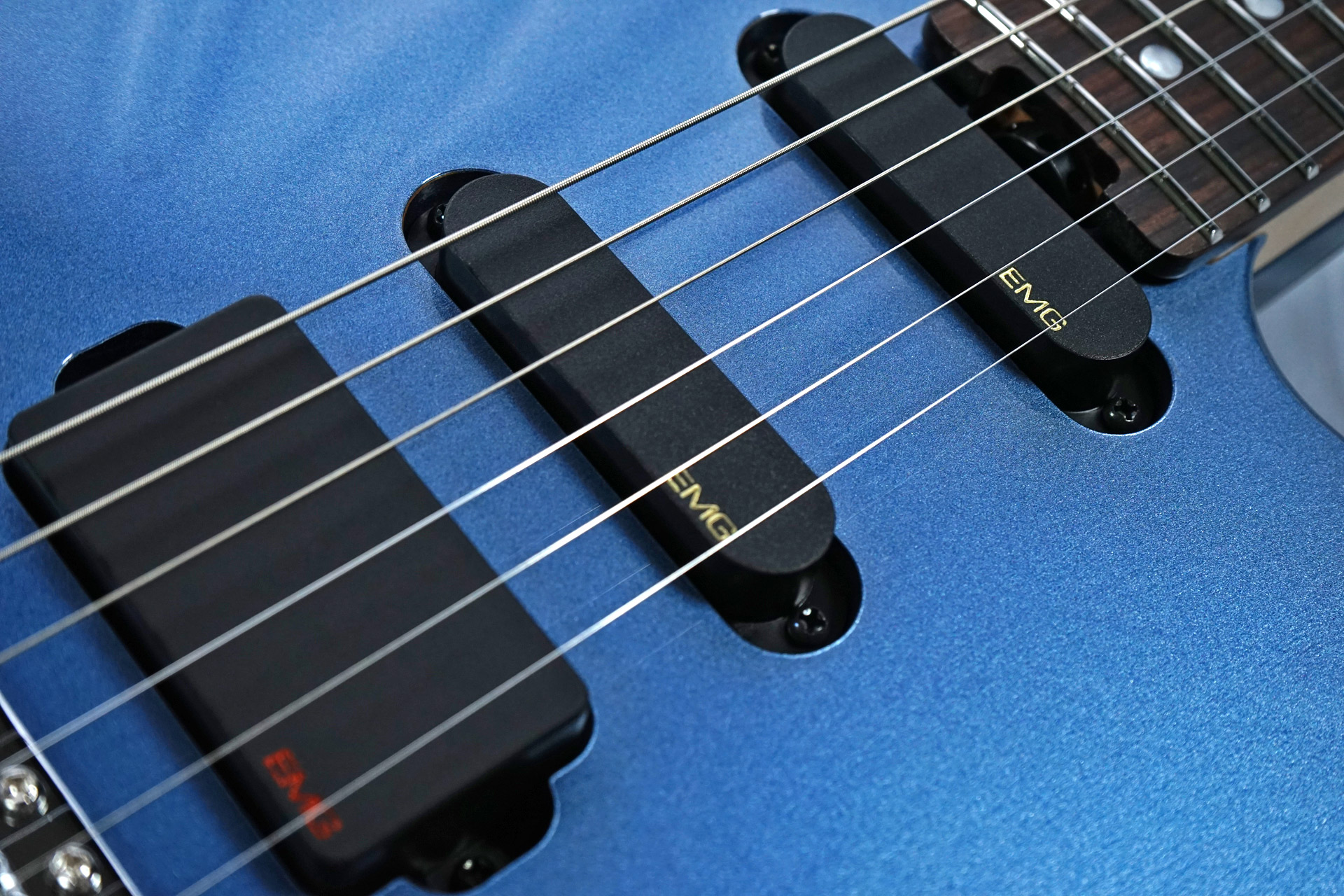 EMGを搭載した、80～90年代を彷彿とさせるスーパーストラト｜ギター