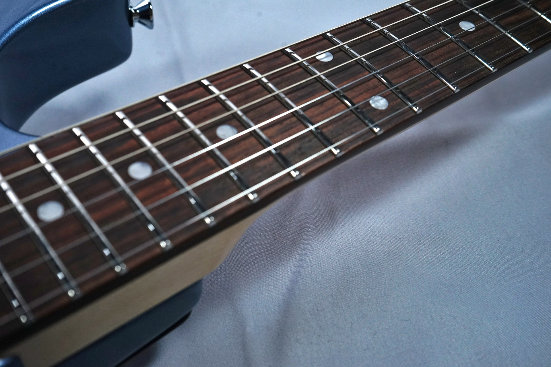 EMGを搭載した、80～90年代を彷彿とさせるスーパーストラト｜ギター