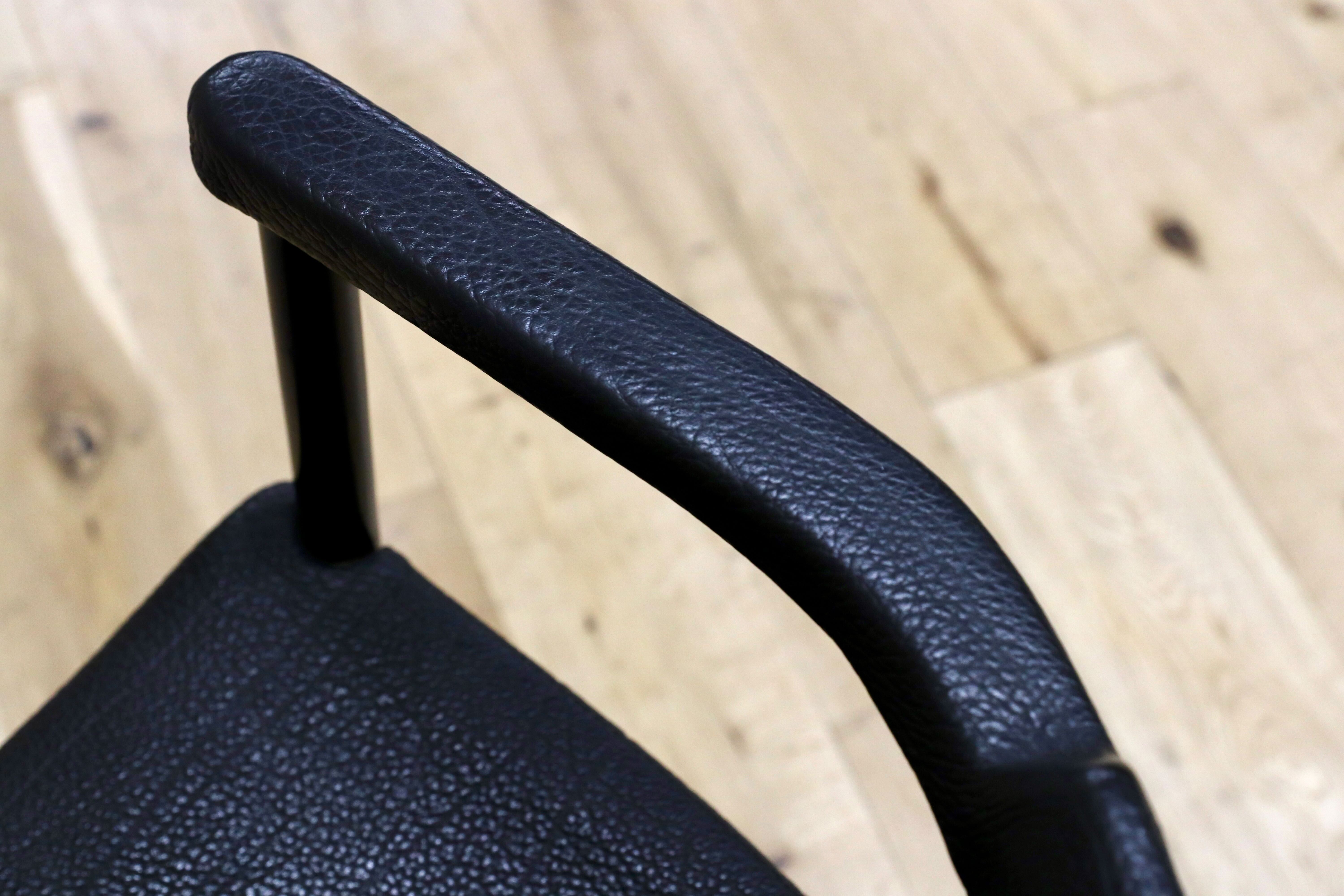 GMGK465A○レオナルド アームチェア ブラック スイス デザイナーズ家具