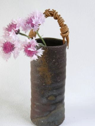 今成窯手付き花入れ。焼き締めの器で季節の彩りを。益子焼