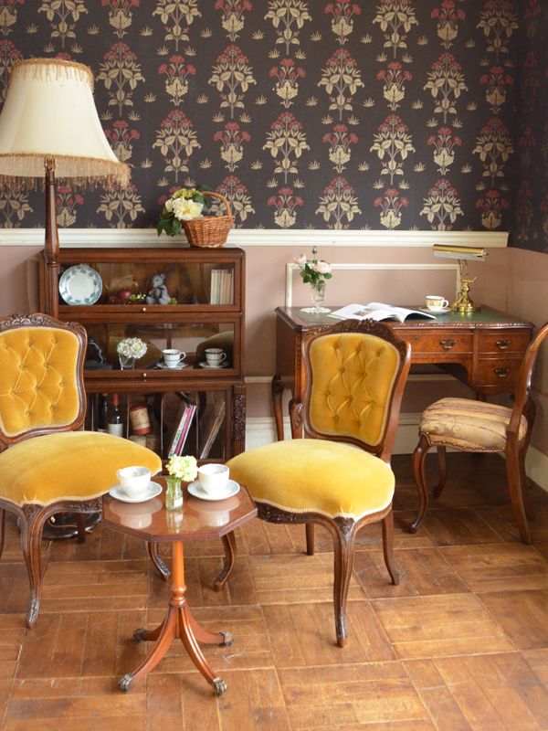 葡萄の彫まで付いた美しい英国アンティーク家具、フラップ扉のブック