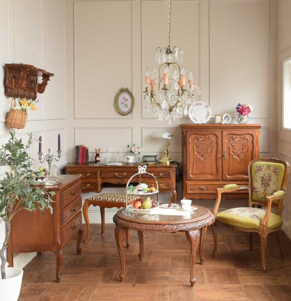 英国アンティークのおしゃれな食器、薔薇がふんわり優しく描かれた