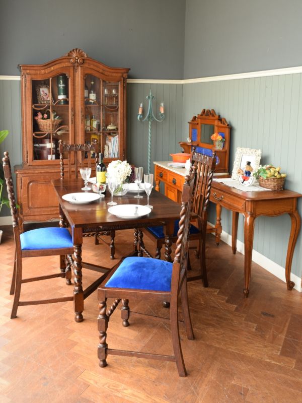 フランスから届いたアンティークの家具、猫足がおしゃれなガラスの