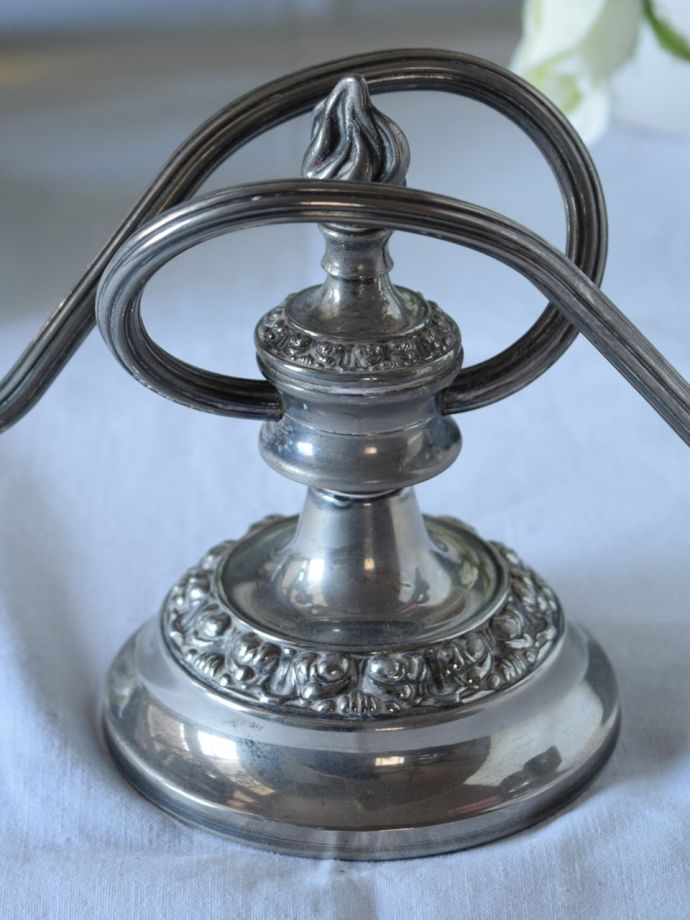 イギリスアンティークの2本用キャンドルスタンド、シルバープレートの