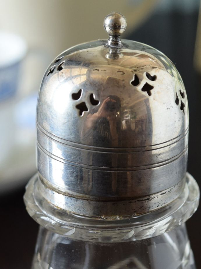 イギリスで見つけた美しい調味料入れ、シルバー✕プレスドグラスの